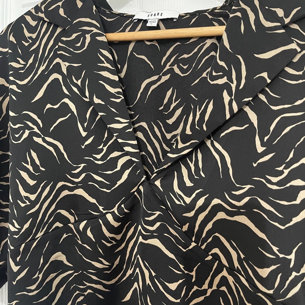 Ro & De V-neck Collared Top - Picture 6 of 9
